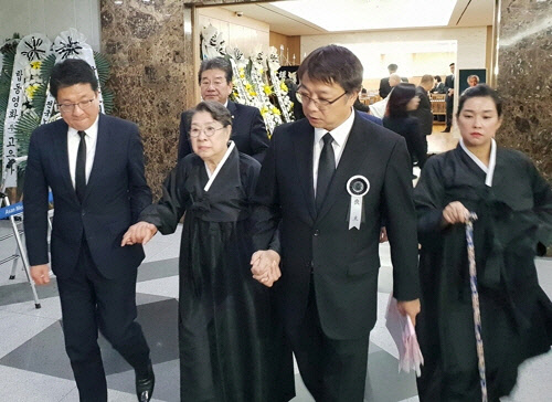 5일 오전 서울아산병원 장례식장에서 고(故) 신성일의 입관식이 열렸다. 고인의 부인 엄앵란이 가족의 부축을 받아 입관식장으로 향하고 있다.   연합뉴스